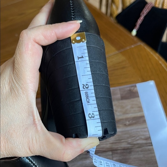 Chic Black Loafers with Gold Accents - Picture 4 of 9